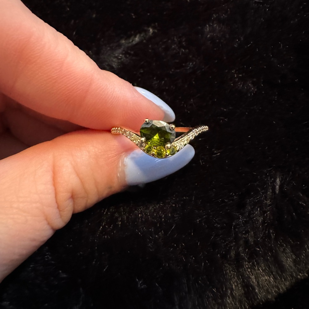 Elegant Peridot and Gold Women's Ring
